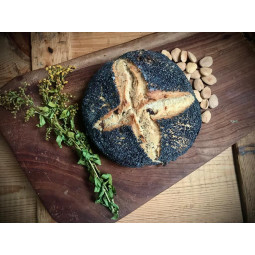 Pan con pasas, almendras y semillas de amapola