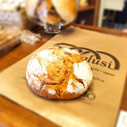 Pan con tomate y pimentón